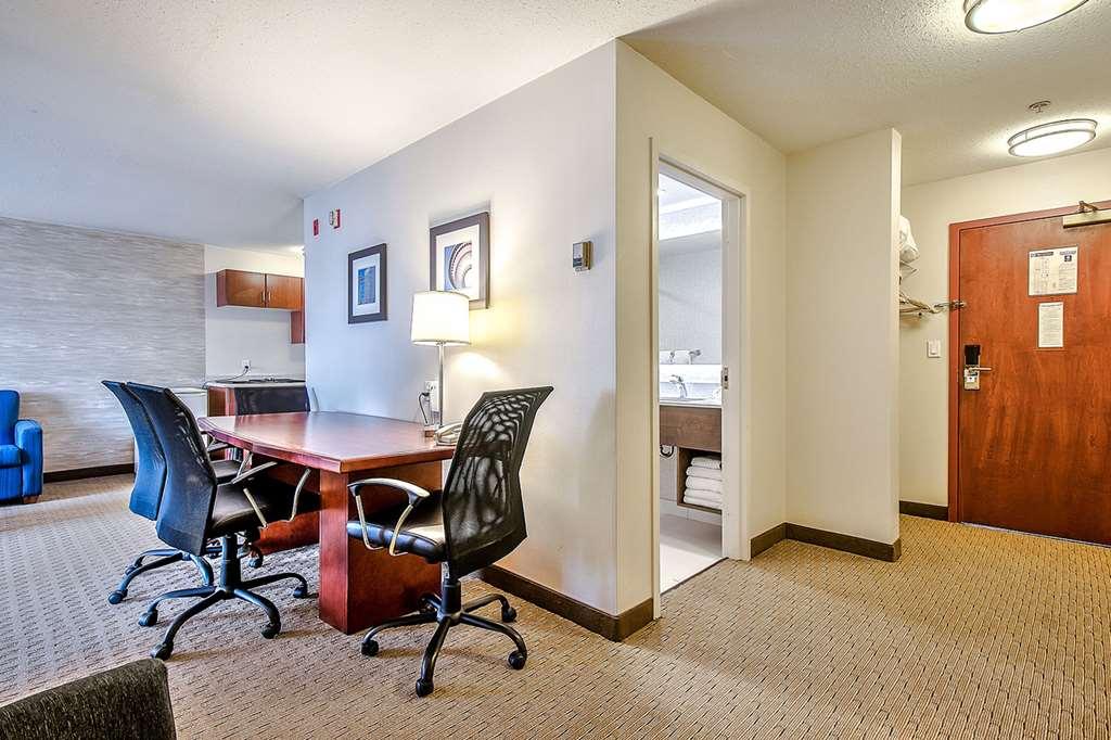 Comfort Inn & Suites South Калгари Номер фото